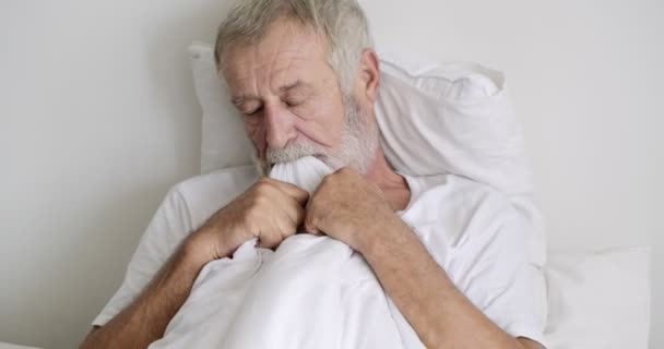 Vecchio Asiatico Uomo Non Può Dormire Letto Clinica — Video Stock