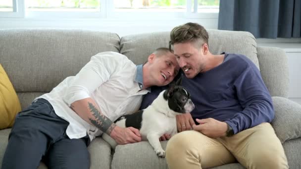 Caucasien Gay Couple Joue Avec Leur Chien Maison — Video