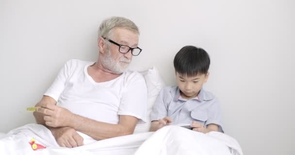 Giovane Asiatico Ragazzo Utilizzando Cellulare Con Suo Nonno Clinica — Video Stock