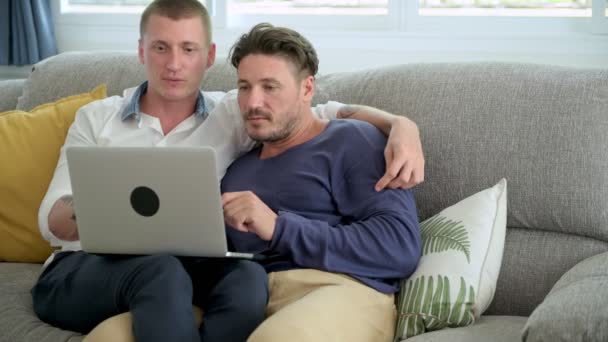 白人同性恋夫妇是使用笔记本电脑在家里 — 图库视频影像