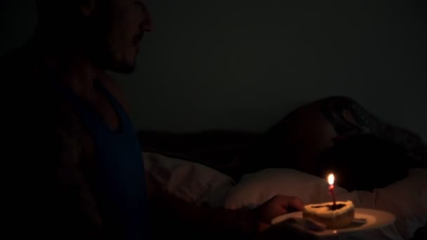 Pasangan Gay Kaukasia Berbaring Tempat Tidur Dengan Kue Dalam Bentuk — Stok Video