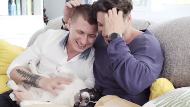 Caucásico Gay Pareja Jugando Con Perro Casa — Vídeos de Stock