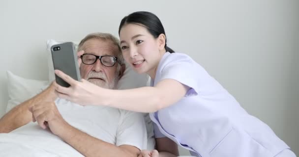 Viejo Asiático Hombre Haciendo Selfie Con Joven Enfermera Móvil — Vídeos de Stock
