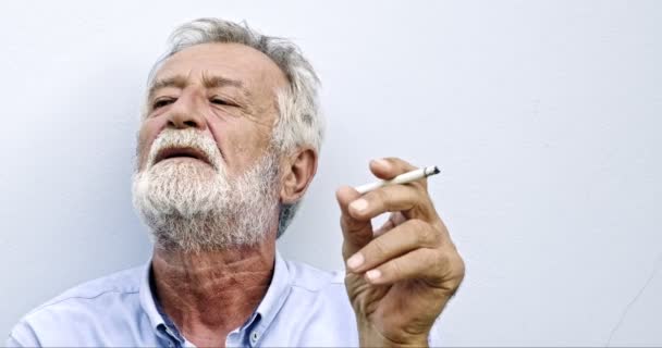 Viejo Asiático Hombre Fumar Cigarrillo Blanco Fondo — Vídeos de Stock