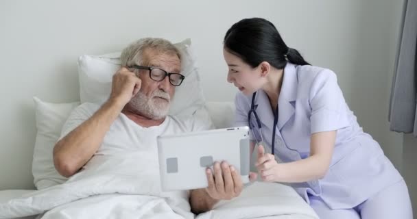 Viejo Asiático Hombre Está Mostrando Algo Tableta Joven Enfermera — Vídeos de Stock