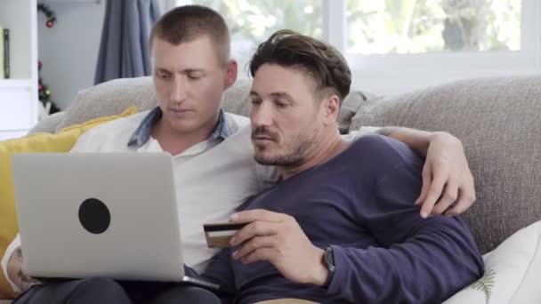 Caucasico Gay Coppia Fare Online Shopping Laptop Con Carta Credito — Video Stock