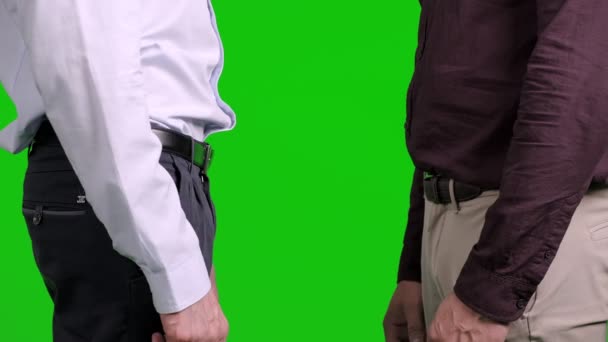 Caucasiano Homens Handshaking Verde Fundo — Vídeo de Stock