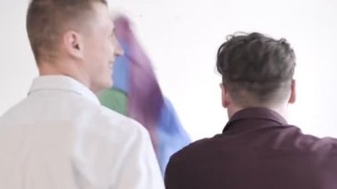Kafkas eşcinsel çift evde Lgbt bayrağı ile dans ediyor
