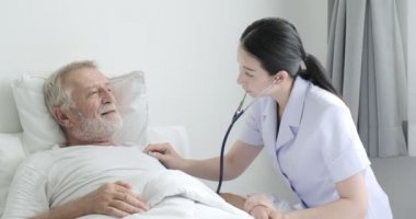 Asyalı hemşire tanı olgun erkek hasta