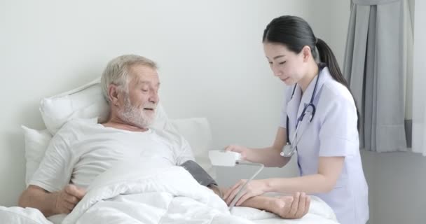 亚洲护士测量成熟男性患者脉搏 — 图库视频影像