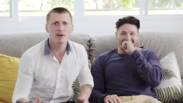 Kavkazský Gay Pár Leží Doma Pohovce Dívá Televizi — Stock video