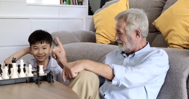 Nonno Sta Giocando Scacchi Con Suo Nipote Casa — Video Stock