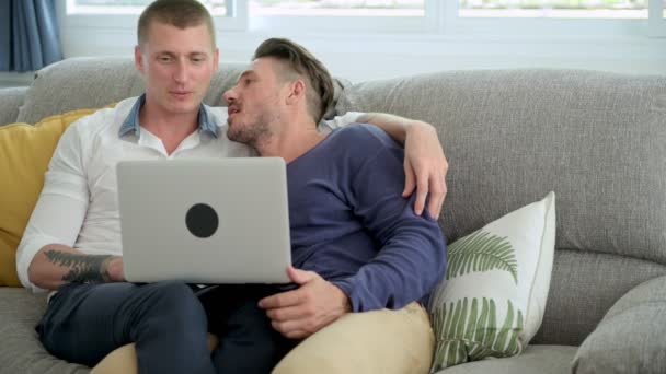 Kavkazský Gay Pár Používá Přenosný Počítač Doma — Stock video