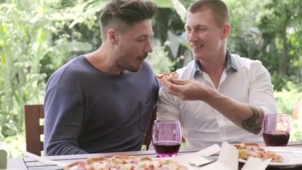 Caucásico Gay Pareja Tener Romántico Cena Jardín — Vídeos de Stock