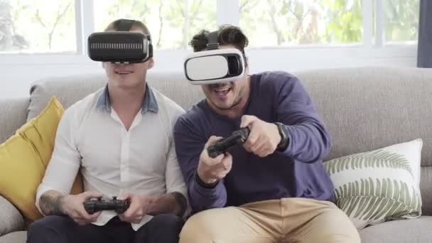 Caucasiano Gay Casal Jogar Vídeo Game Joystics Casa Vestindo Virtual — Vídeo de Stock