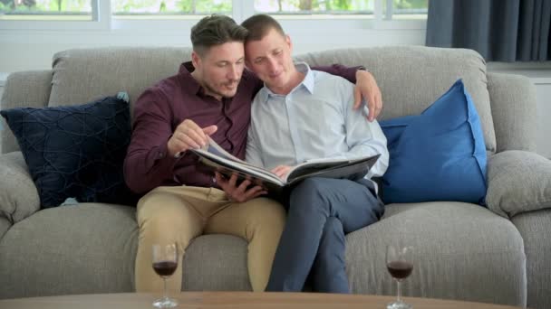 Caucasiano Gay Casal Beber Vinho Leitura Livro Casa — Vídeo de Stock