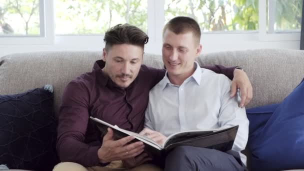 Kaukaski Gej Para Jest Czytanie Książka Dom — Wideo stockowe