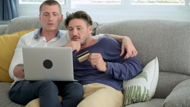 Kavkazský Gay Pár Dělá Online Nákupy Přenosném Počítači Počítačem Kreditními — Stock video