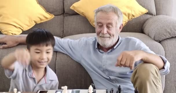 Avô Está Jogando Xadrez Com Seu Neto Casa — Vídeo de Stock