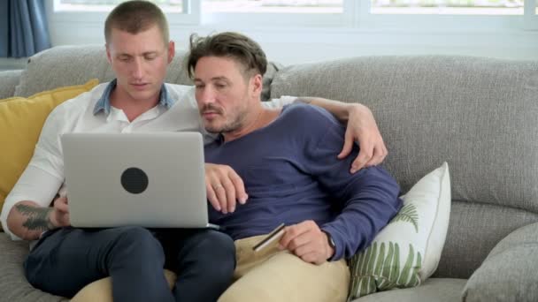 Kafkas Eşcinsel Çift Evde Kredi Kartı Bilgisayar Ile Dizüstü Bilgisayarda — Stok video