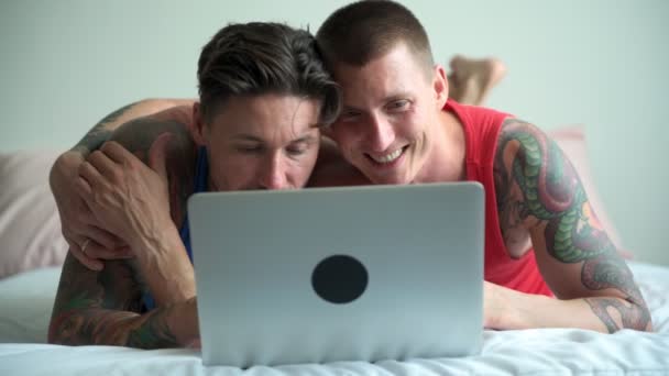 Caucásico Gay Pareja Acostado Cama Viendo Algo Portátil Casa — Vídeos de Stock