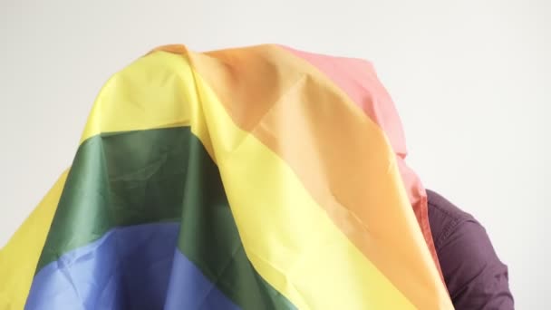 Caucasiano Gay Casal Abraço Beijos Sob Lgbt Bandeira Casa — Vídeo de Stock