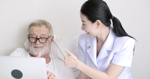 Jonge Aziatische Verpleegster Volwassen Patiënt Kijkt Iets Laptop Computer — Stockvideo