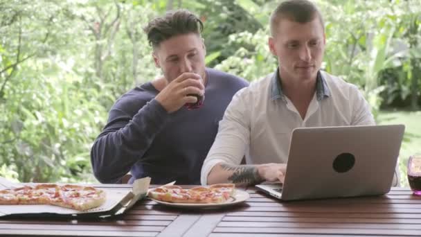 Kaukasisch Gay Paar Hebben Diner Het Gebruik Van Laptop Tuin — Stockvideo