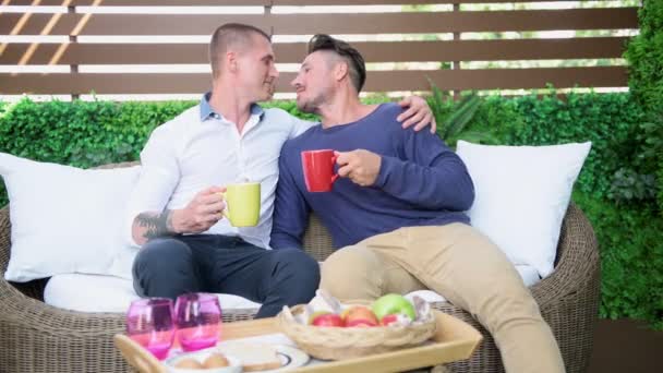 Caucasien Gay Couple Est Avoir Petit Déjeuner Jardin — Video