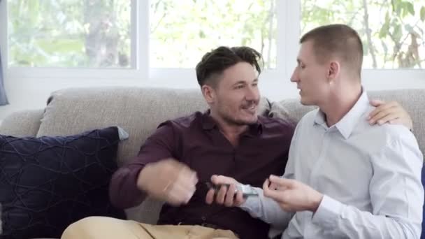 高加索同性恋夫妇有冲突在家里 男人嫉妒他的男朋友 — 图库视频影像