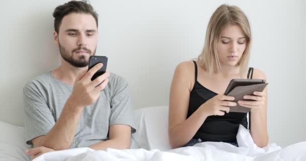 Pareja Cama Usando Teléfono Móvil Tableta Juntos Estado Ánimo Enfoque — Vídeo de stock