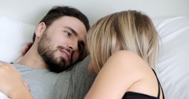 Una Mujer Habla Con Hombre Cama Hombre Mujer Caucásicos Barba — Vídeo de stock