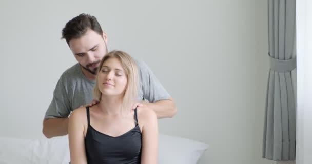 Close Homem Dando Mulher Massagem Ombro Cama Homem Mulher Caucasianos — Vídeo de Stock