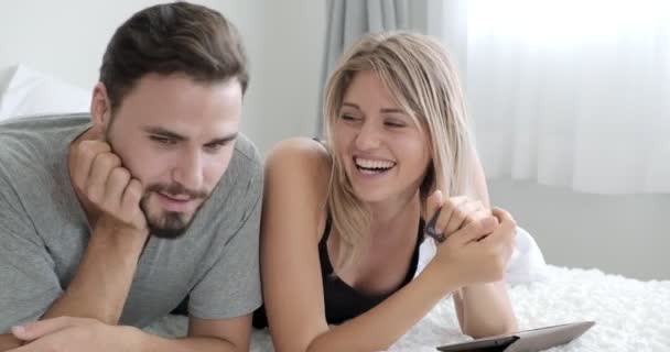 Een Paar Met Mobiele Telefoon Bed Blanke Man Vrouw — Stockvideo