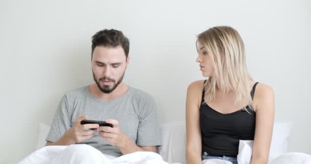 Pareja Cama Usando Teléfono Móvil Tableta Juntos Mujer Agarrar Teléfono — Vídeo de stock