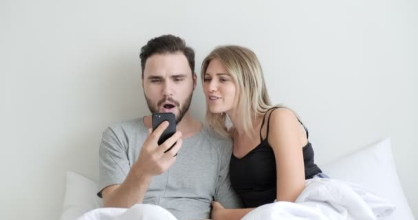 Pareja Usando Teléfono Móvil Para Transmitir Vivo Videollamada Amigos Cama — Vídeo de stock