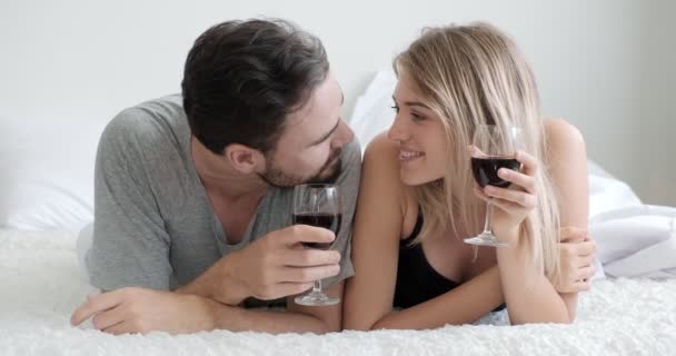 Casal Jovem Segurando Vinho Cama Homem Mulher Caucasianos Romântico Aniversário — Vídeo de Stock