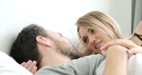 Primer Plano Mujer Hablar Con Hombre Cama Hombre Mujer Caucásicos — Vídeos de Stock