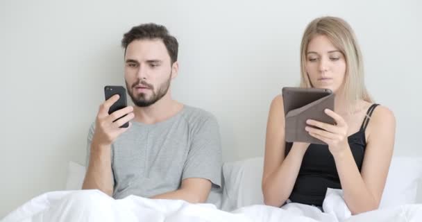 Pareja Cama Usando Teléfono Móvil Tableta Juntos Estado Ánimo Enfoque — Vídeo de stock