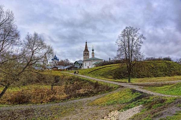 Panorama de la ciudad antigua en Rusia en otoño — Foto de Stock