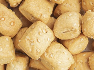 Aperatif için gevrek ekmek kruton