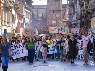 Öğrenciler İtalya'da Dünya ve iklim değişikliği için göstermek
