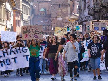 Öğrenciler İtalya'da Dünya ve iklim değişikliği için göstermek