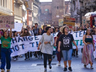 Öğrenciler İtalya'da Dünya ve iklim değişikliği için göstermek