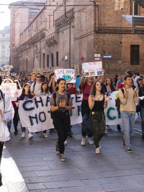 Öğrenciler İtalya'da Dünya ve iklim değişikliği için göstermek