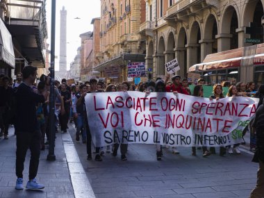 Öğrenciler İtalya'da Dünya ve iklim değişikliği için göstermek