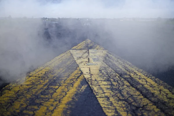霧と雨 都市場所 航空機分野 空港の上を歩く — ストック写真