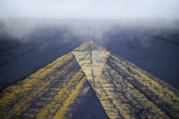 霧と雨 都市場所 航空機分野 空港の上を歩く — ストック写真