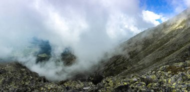 Tatra Milli Parkı Slovakya, Polonya'da yürüyüş. Landscpes ve dağ ile panorama. Bulutlar ve sis yürüyüşçü çevresinde.