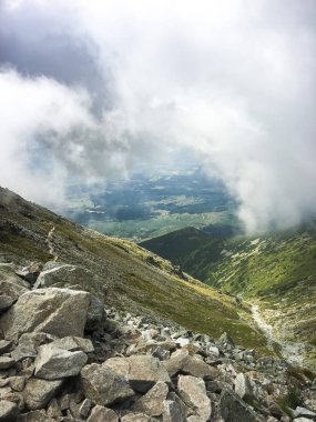 Tatra Milli Parkı Slovakya, Polonya'da yürüyüş. Landscpes ve dağ ile panorama. Bulutlar ve sis yürüyüşçü çevresinde.